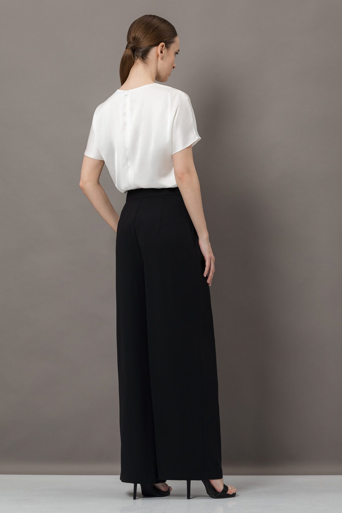 Дизайнерские брюки VASSA&Co, пол female, цвет black