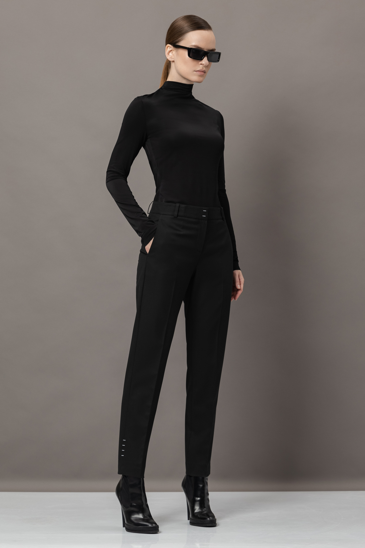 Брюки с графичной вышивкой VASSA&Co, пол женский, цвет черный