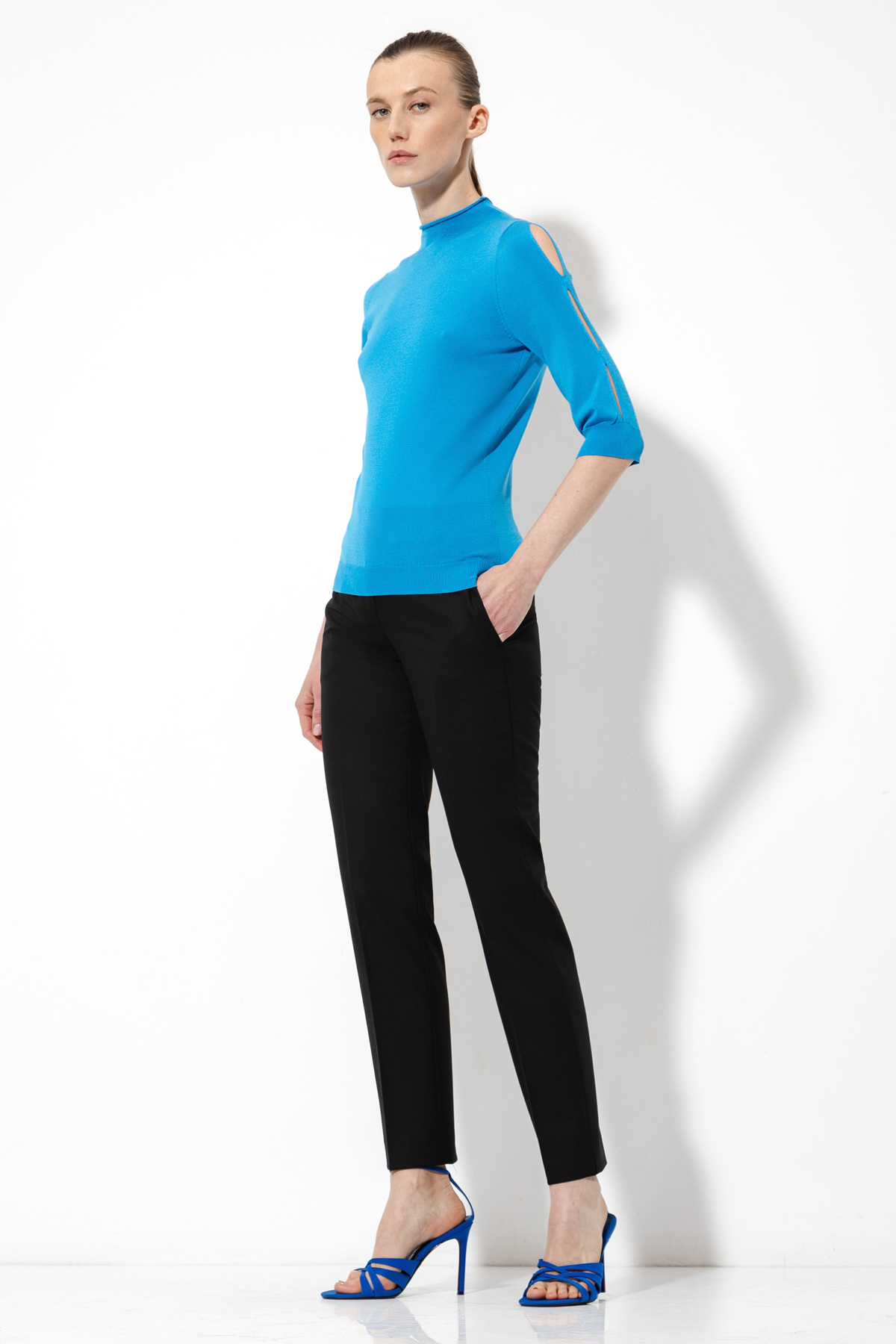 Джемпер с разрезами VASSA&Co, пол женский, цвет синий, фото №2