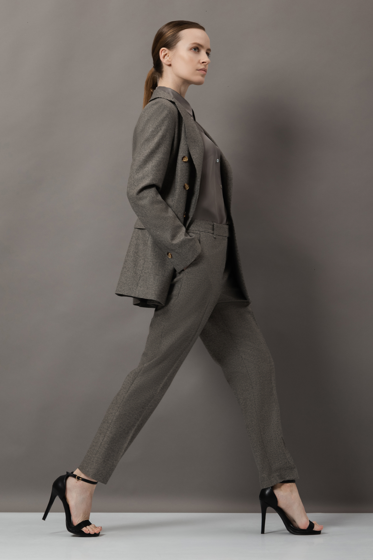 Зауженные брюки VASSA&Co, пол женский, цвет коричневый