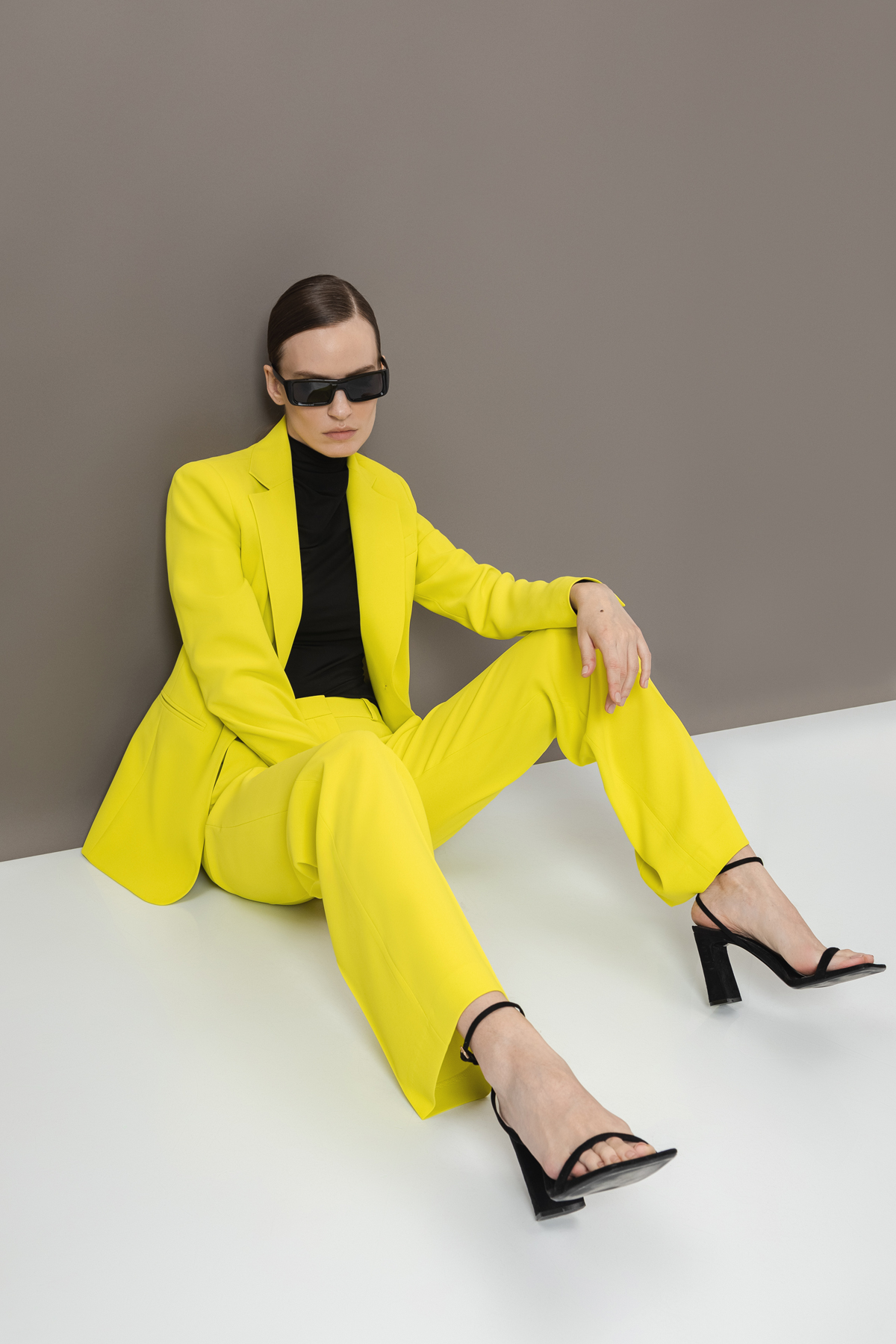 Брюки VASSA&Co, пол женский, цвет желтый