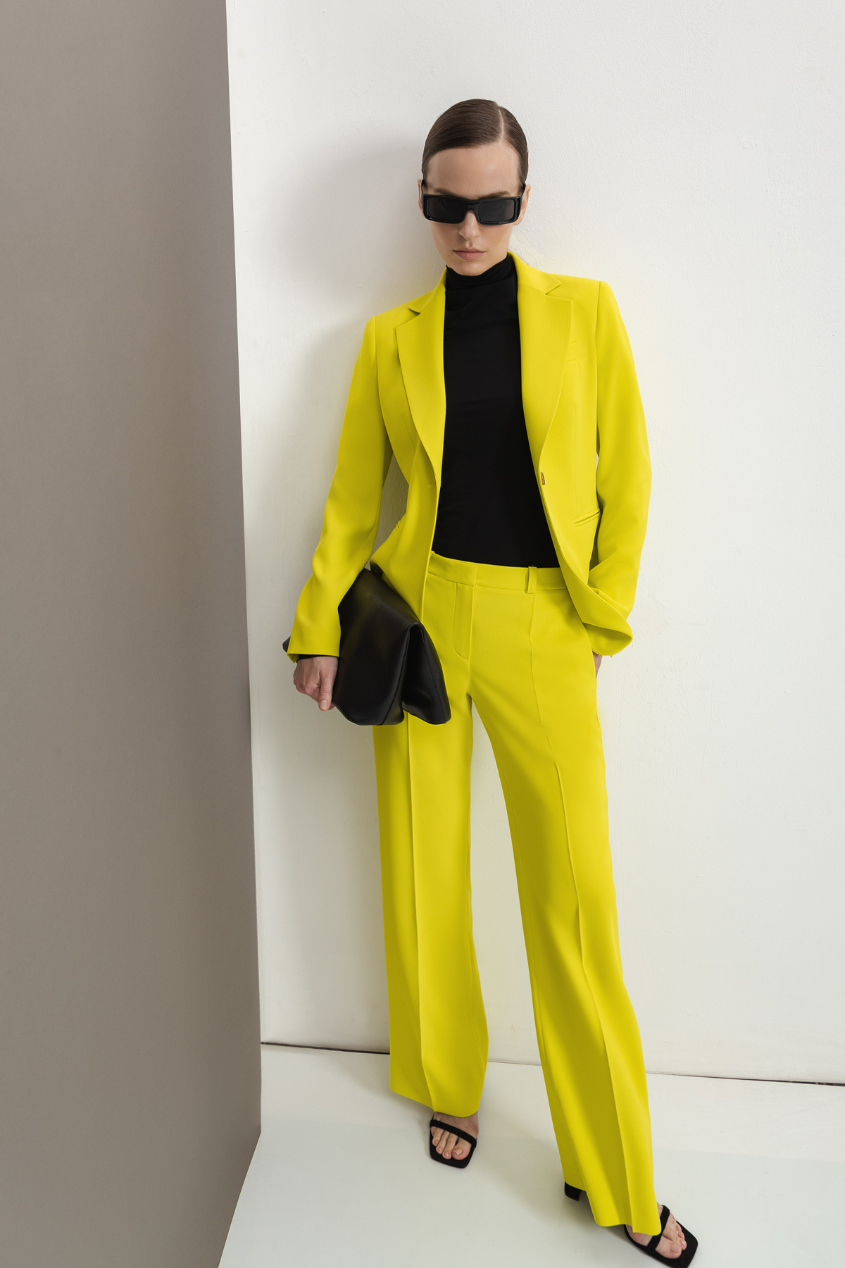 Брюки VASSA&Co, пол женский, цвет желтый