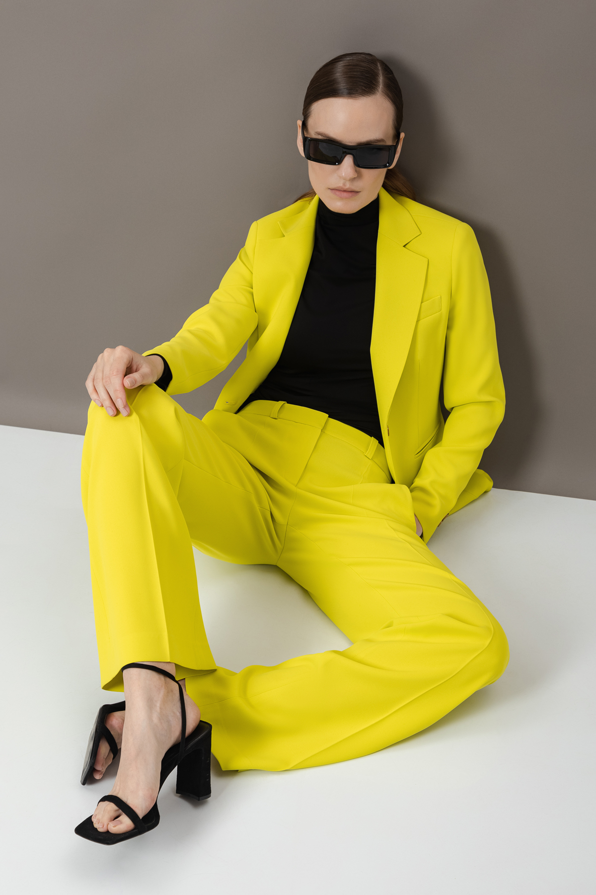 Брюки VASSA&Co, пол женский, цвет желтый