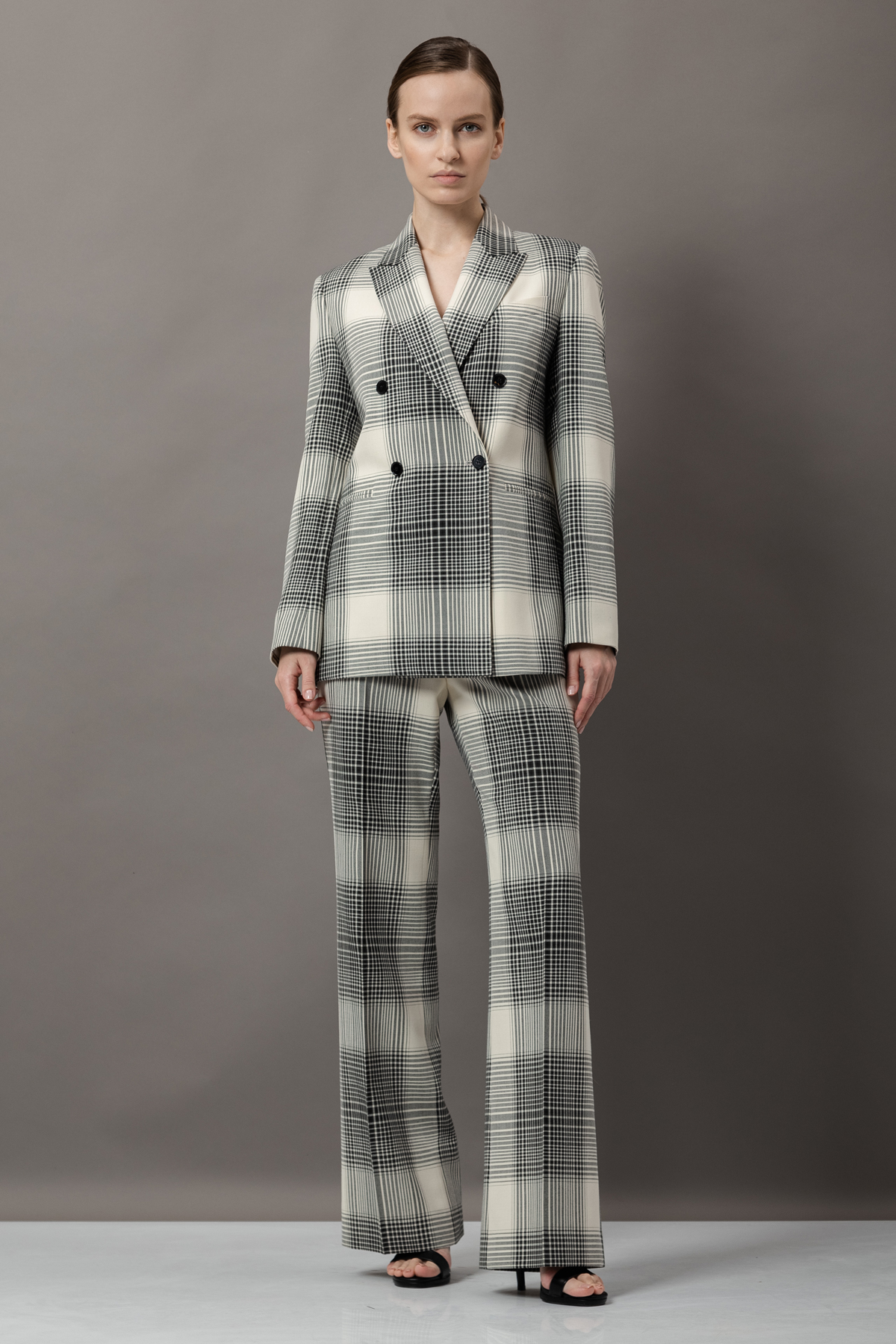 Брюки в крупную клетку VASSA&Co, пол женский, цвет черный