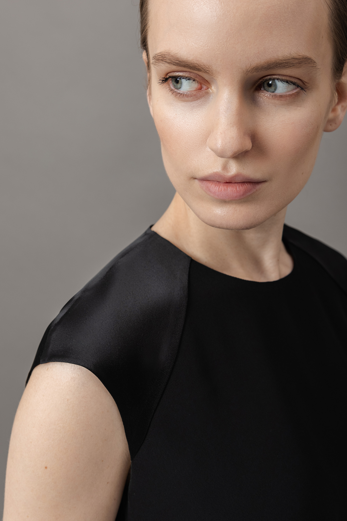 Блузка с фактурными вставками VASSA&Co, пол женский, цвет черный