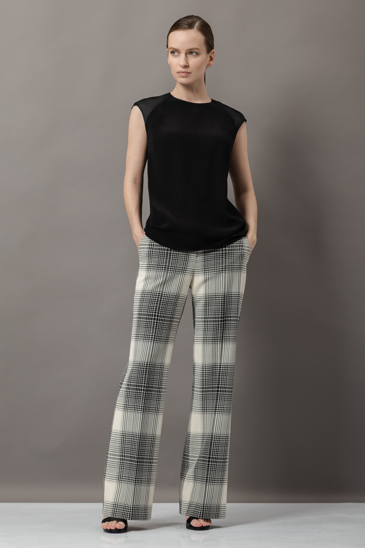 Блузка с фактурными вставками VASSA&Co, пол женский, цвет черный