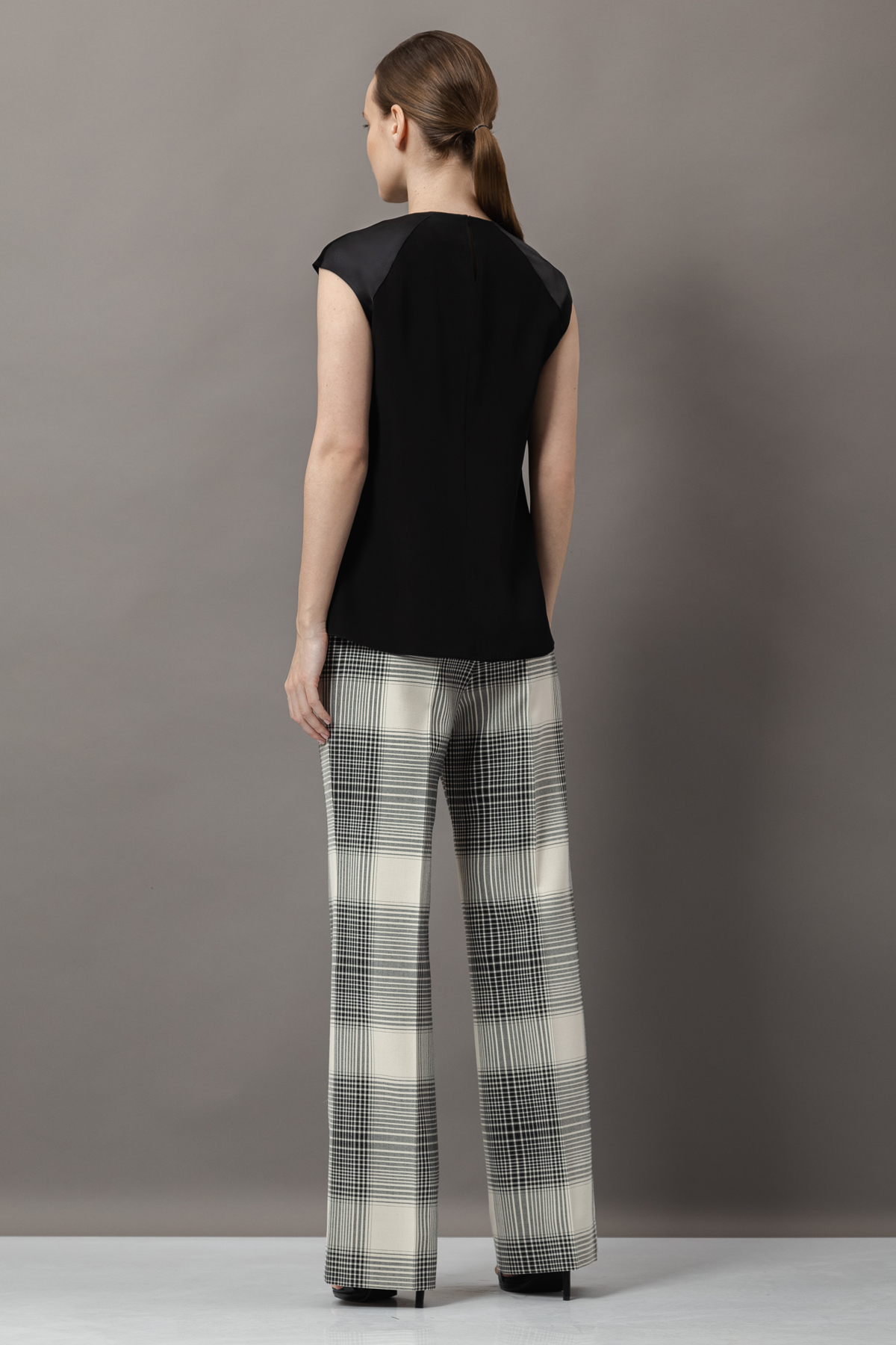 Блузка с фактурными вставками VASSA&Co, пол женский, цвет черный