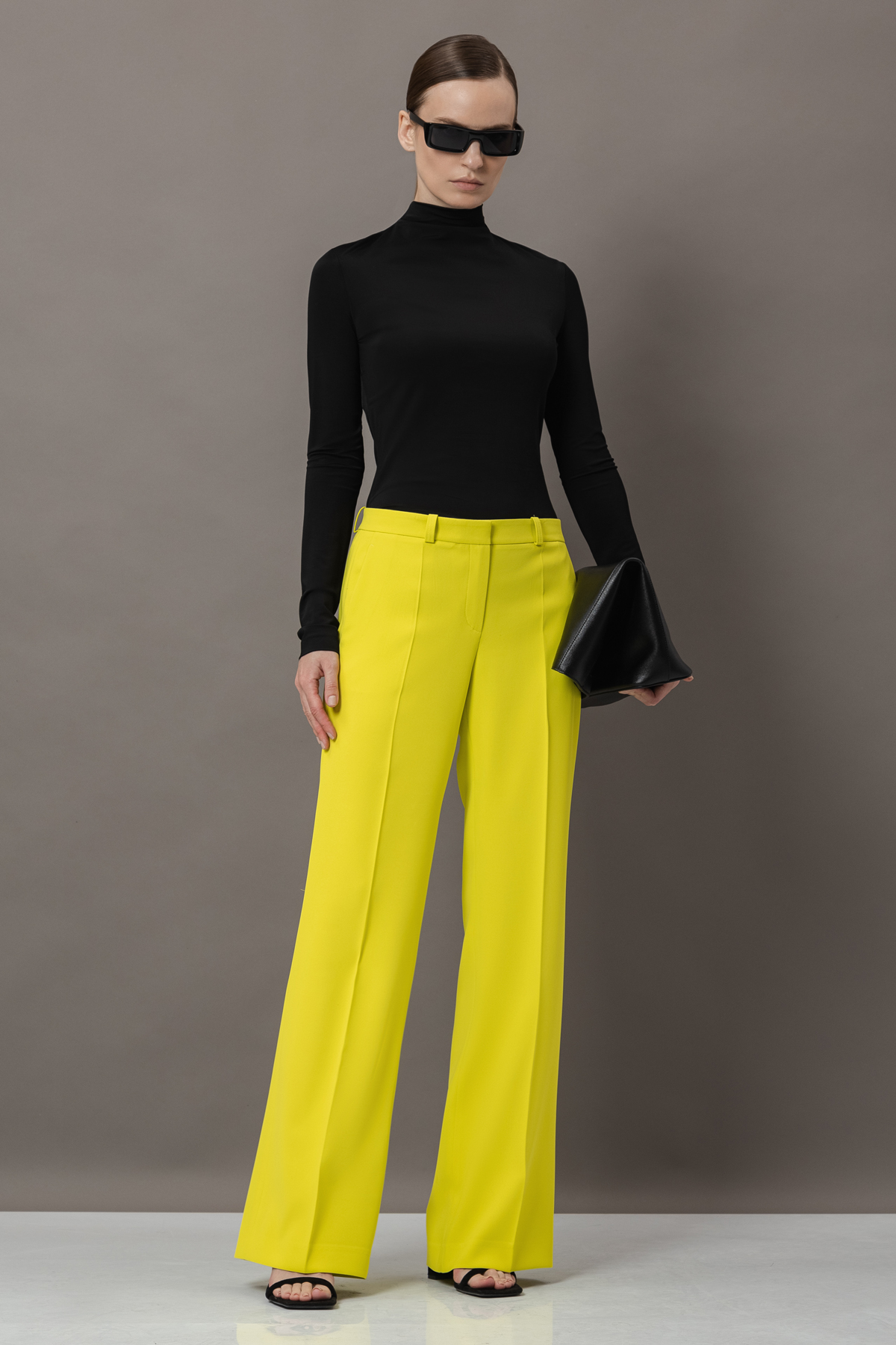 Брюки VASSA&Co, пол женский, цвет желтый