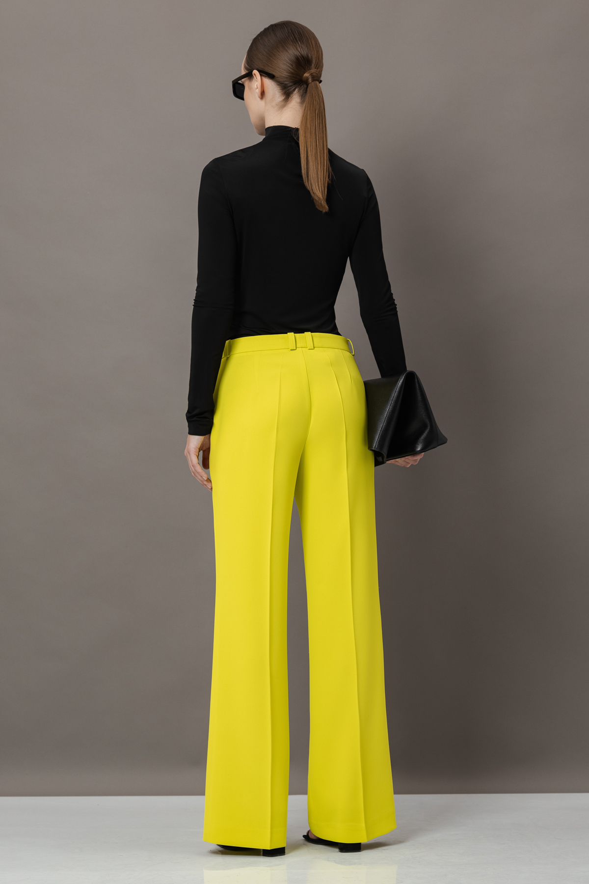 Брюки VASSA&Co, пол женский, цвет желтый