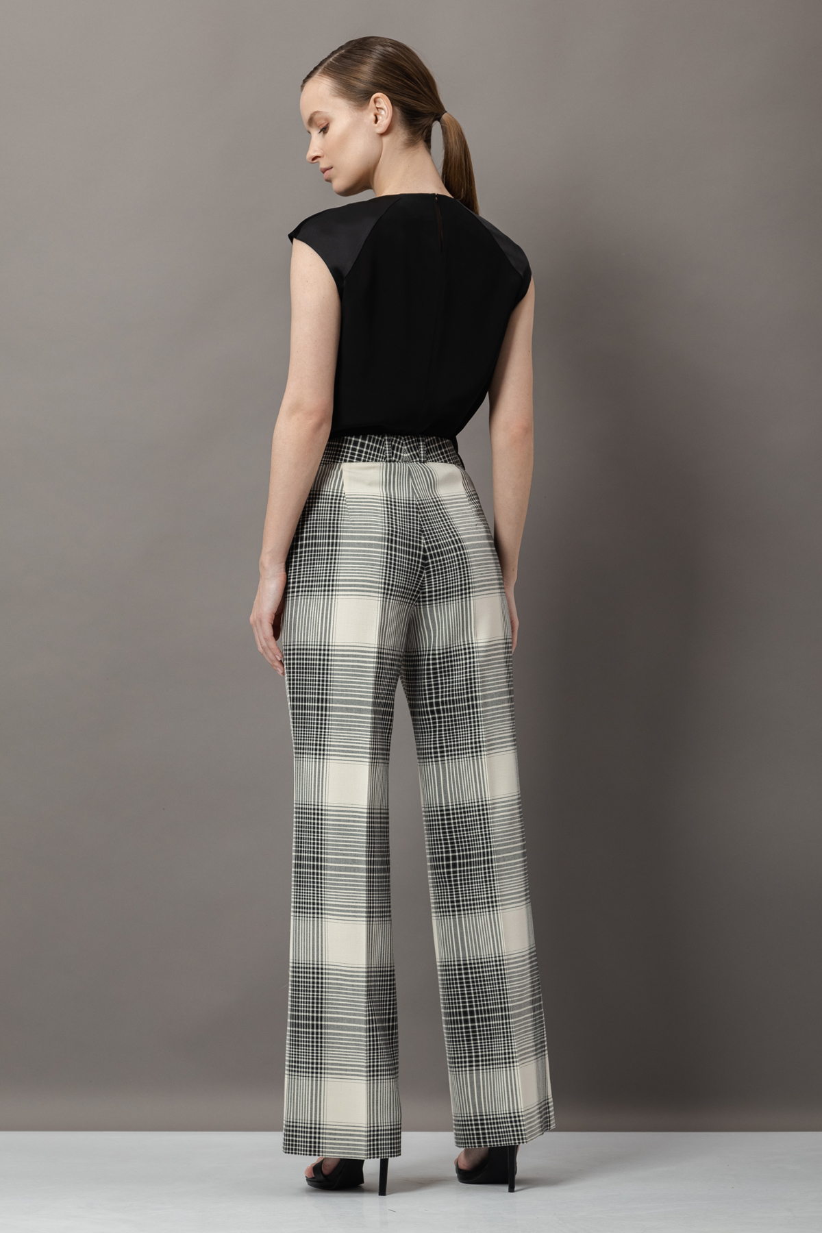 Брюки в крупную клетку VASSA&Co, пол женский, цвет черный