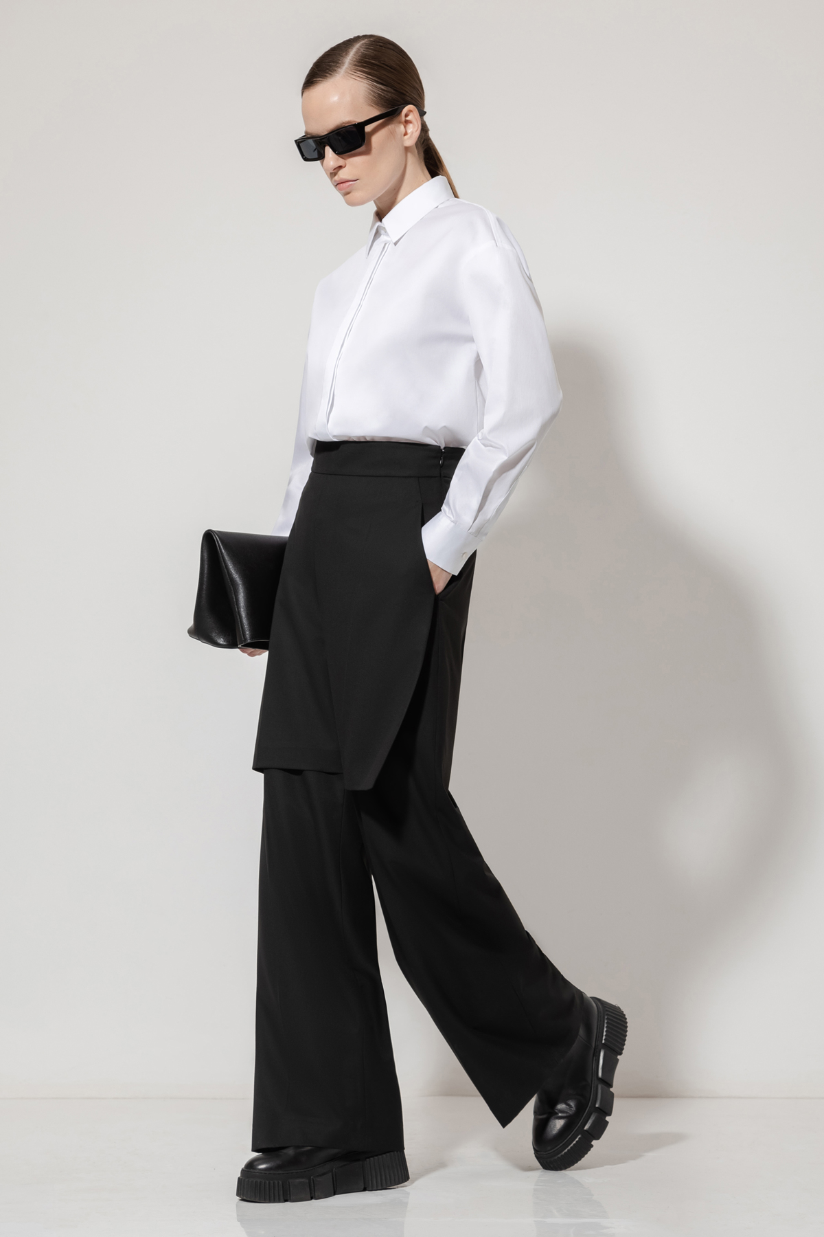 Дизайнерские брюки VASSA&Co, пол женский, цвет черный