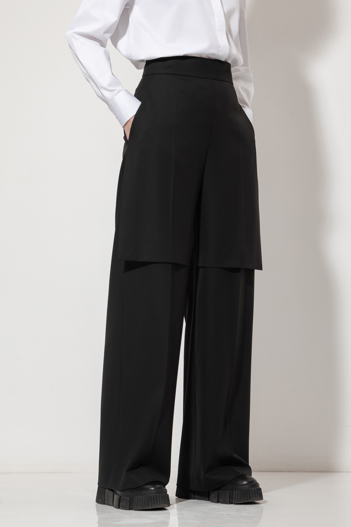 Дизайнерские брюки VASSA&Co, пол женский, цвет черный