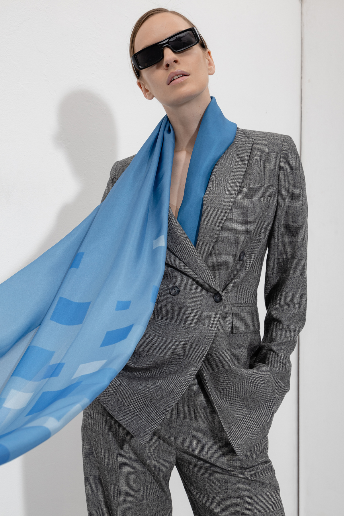 Шарф из шелка VASSA&Co, пол женский, цвет синий