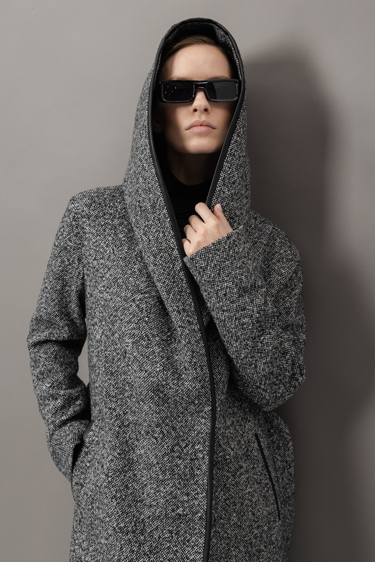 Пальто с капюшоном VASSA&Co, пол женский, цвет черный