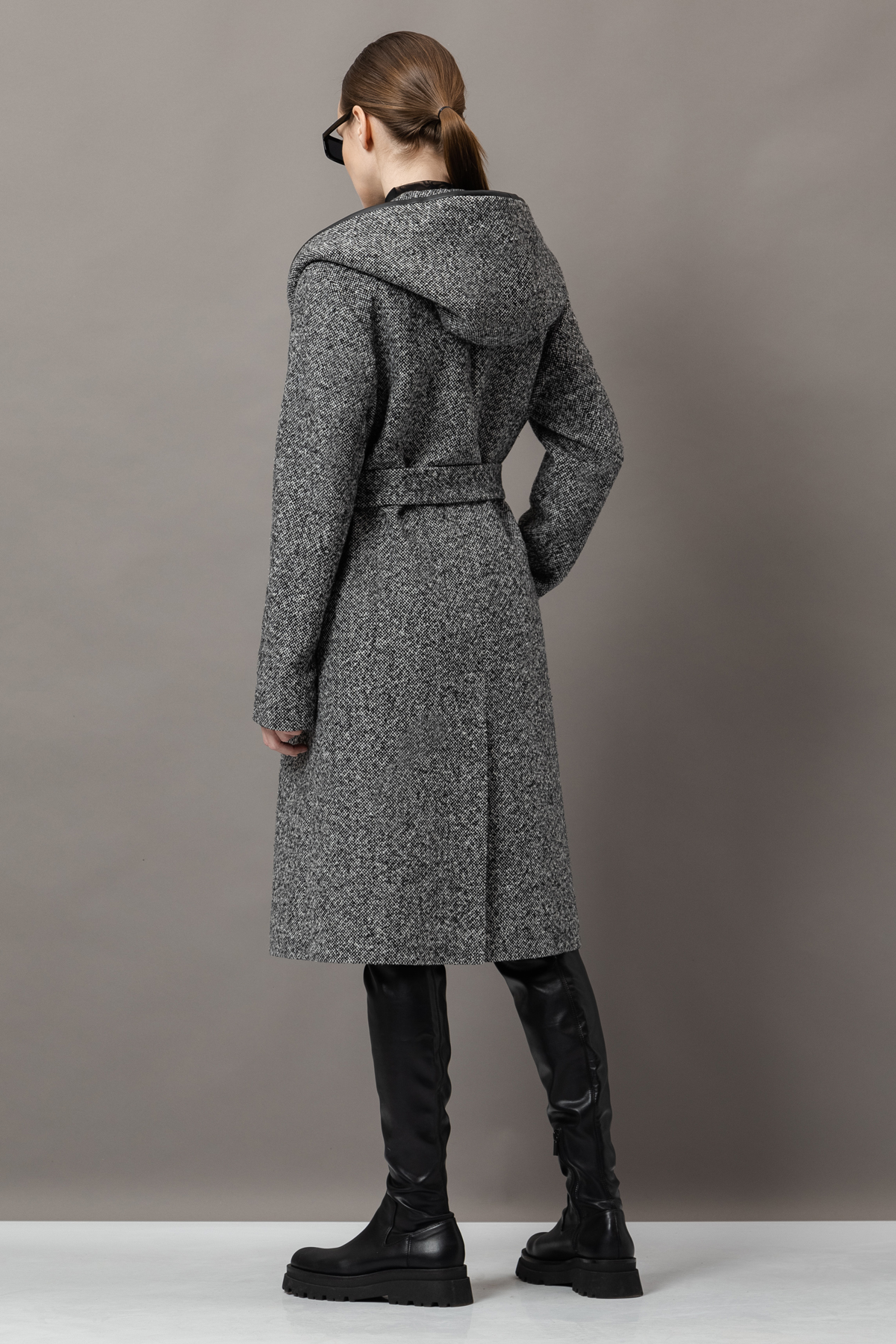 Пальто с капюшоном VASSA&Co, пол женский, цвет черный