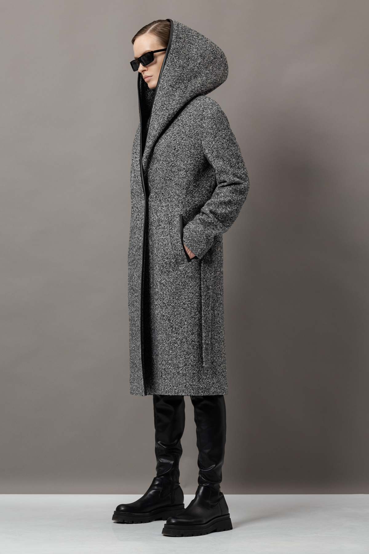 Пальто с капюшоном VASSA&Co, пол женский, цвет черный