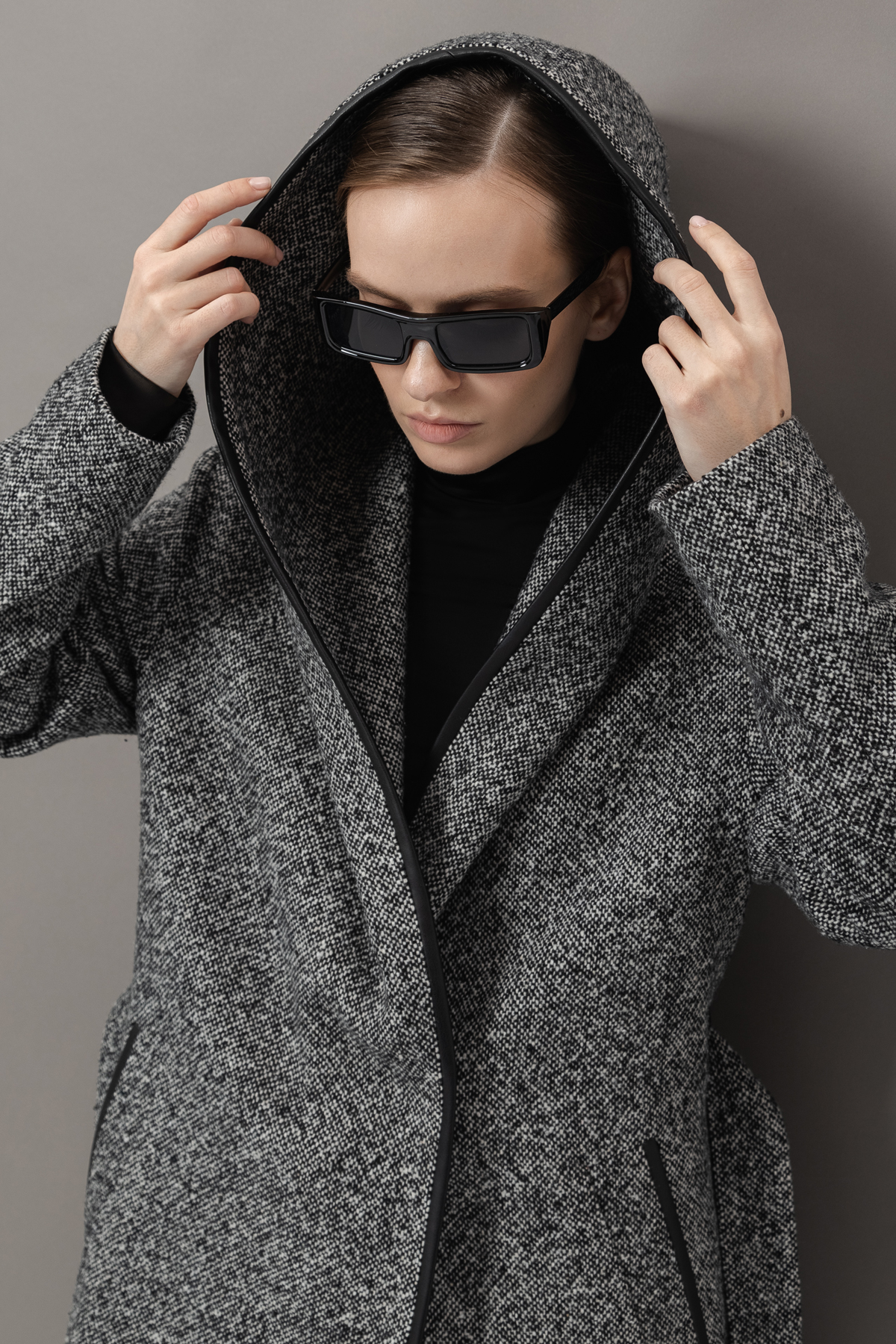 Пальто с капюшоном VASSA&Co, пол женский, цвет черный