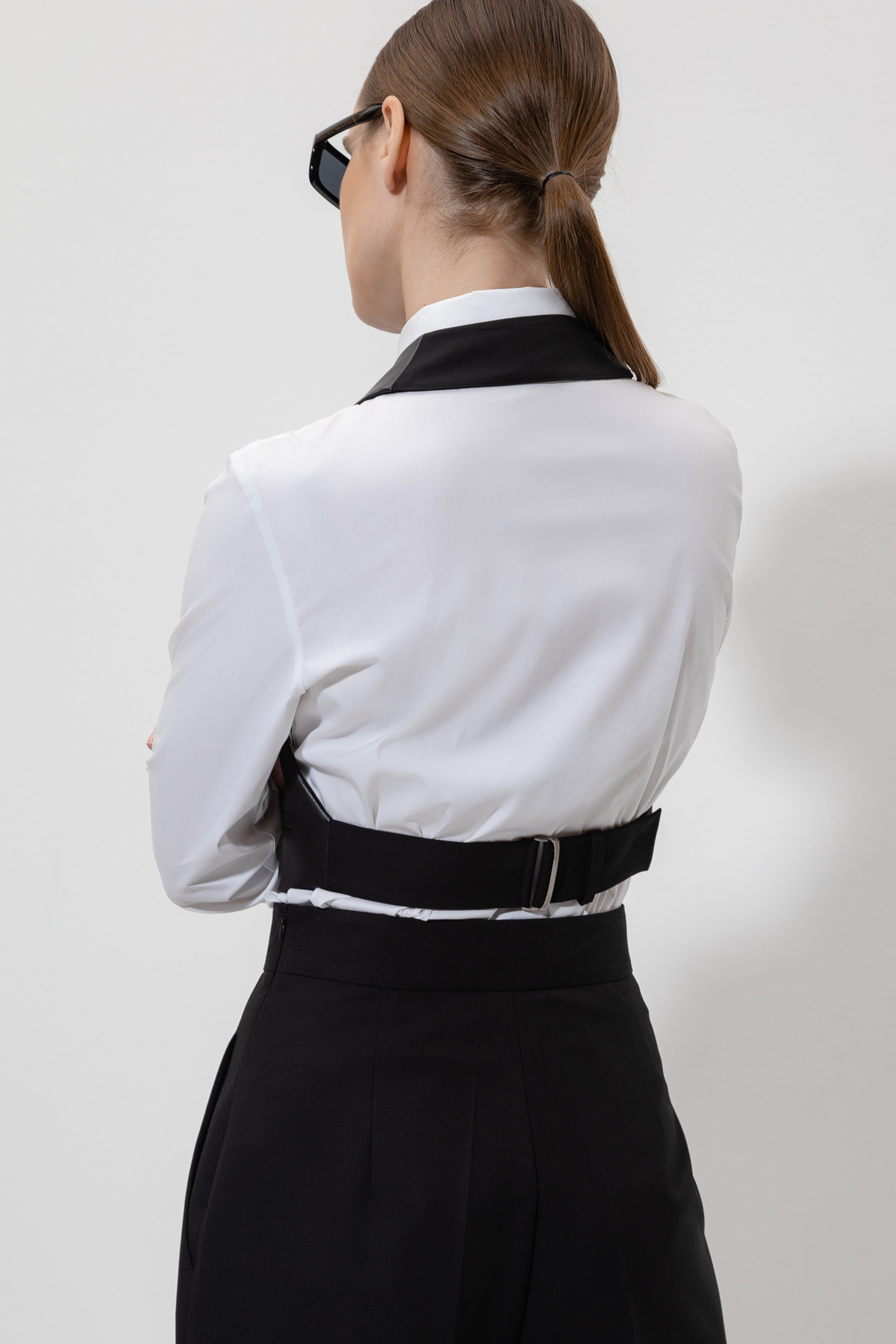 Жилет с открытой спиной VASSA&Co, пол женский, цвет черный