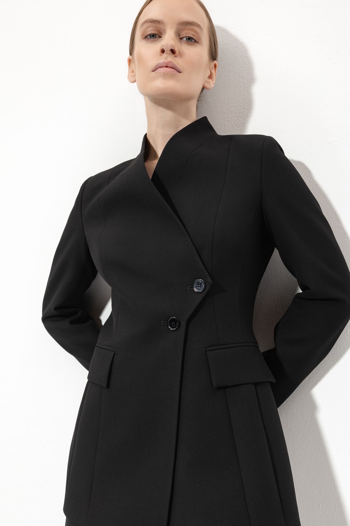 Жакет с асимметричными лацканами VASSA&Co, пол женский, цвет черный