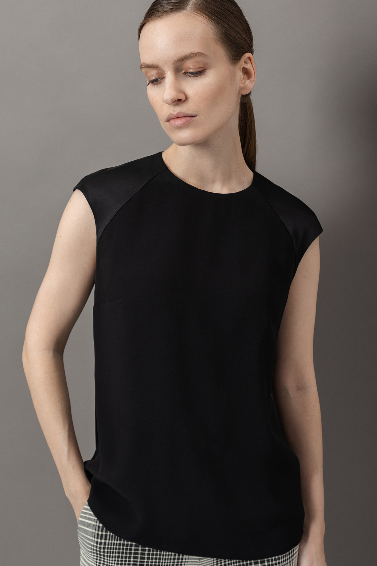 Блузка с фактурными вставками VASSA&Co, пол женский, цвет черный