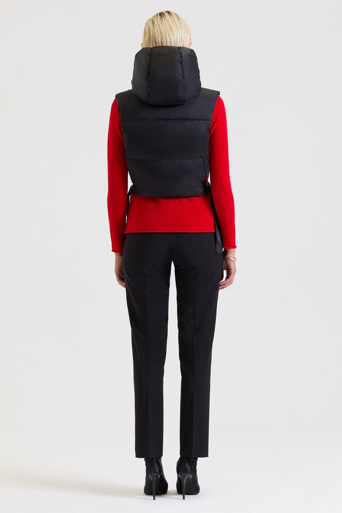 Укороченный жилет VASSA&Co, пол женский, цвет черный