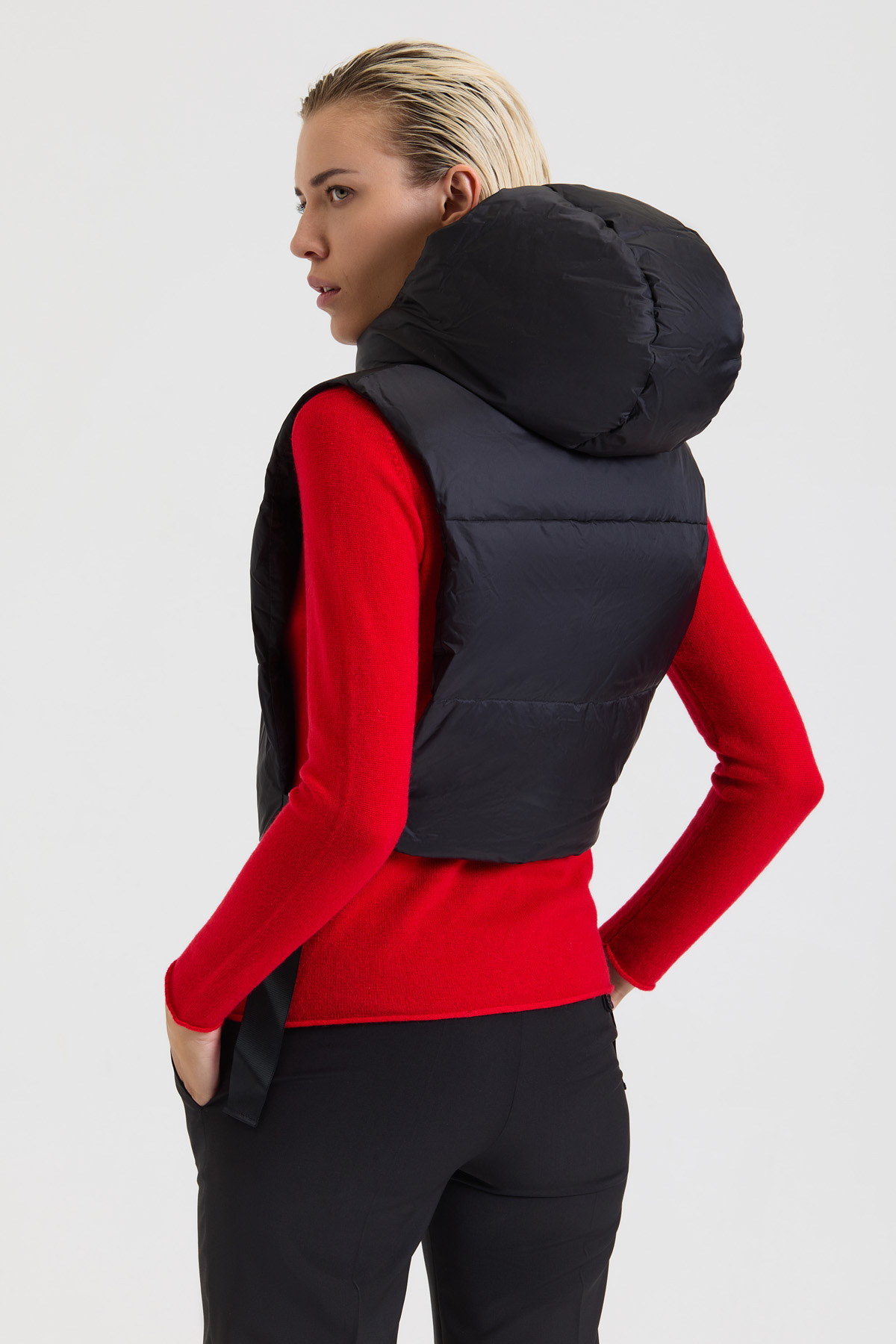 Укороченный жилет VASSA&Co, пол женский, цвет черный