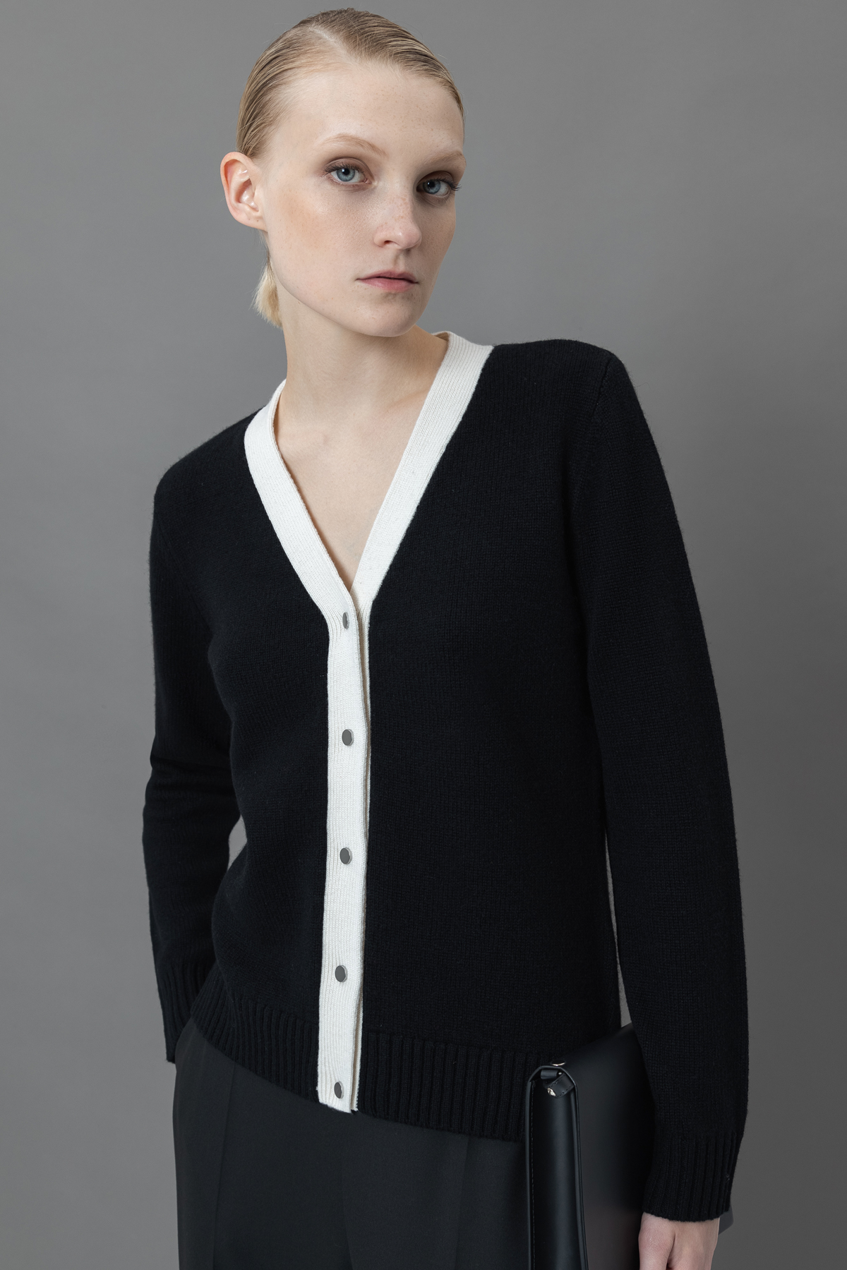 Кардиган из шерсти и кашемира VASSA&Co, пол женский, цвет черный