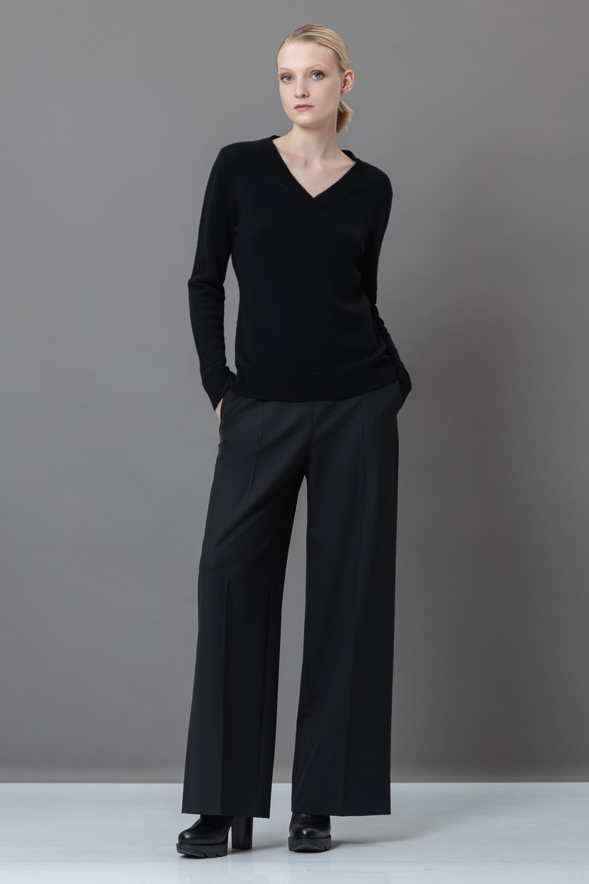 Джемпер со съемной манишкой VASSA&Co, пол женский, цвет черный