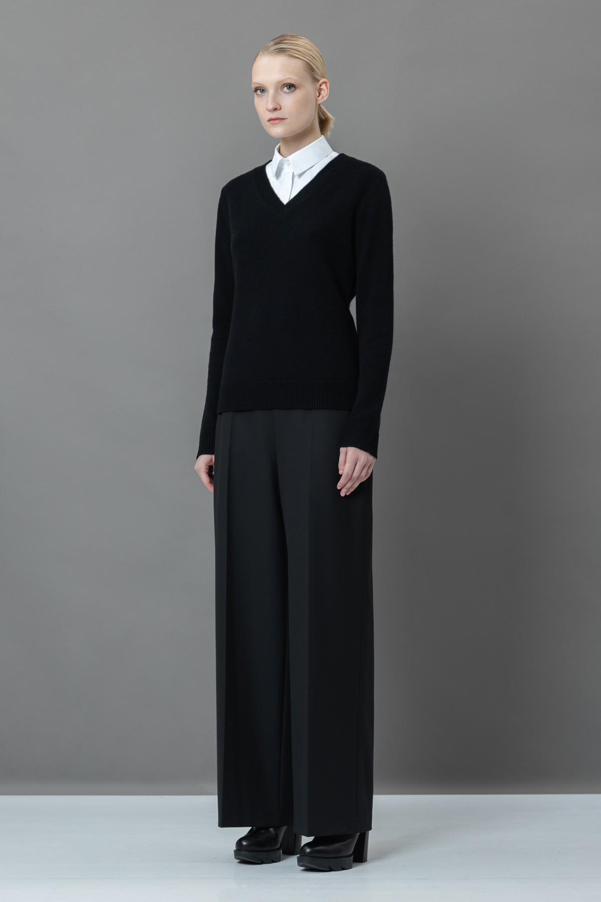 Джемпер со съемной манишкой VASSA&Co, пол женский, цвет черный