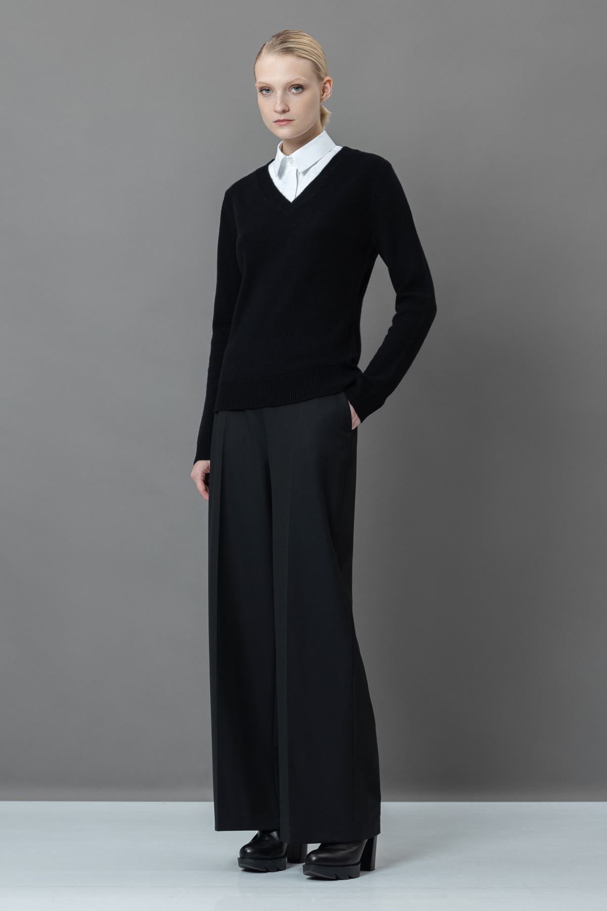 Джемпер со съемной манишкой VASSA&Co, пол женский, цвет черный