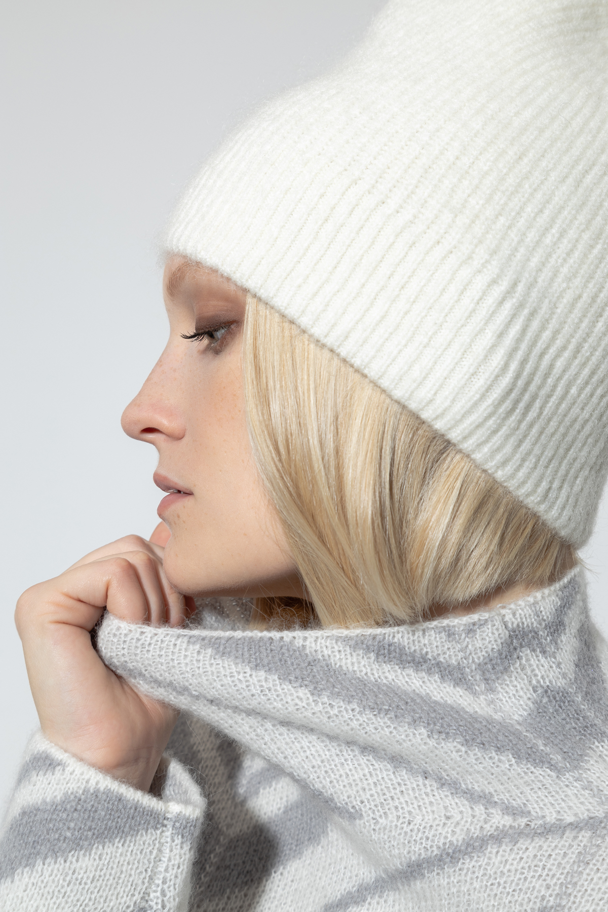 Шапка из вязаной шерсти VASSA&Co, пол женский, цвет белый