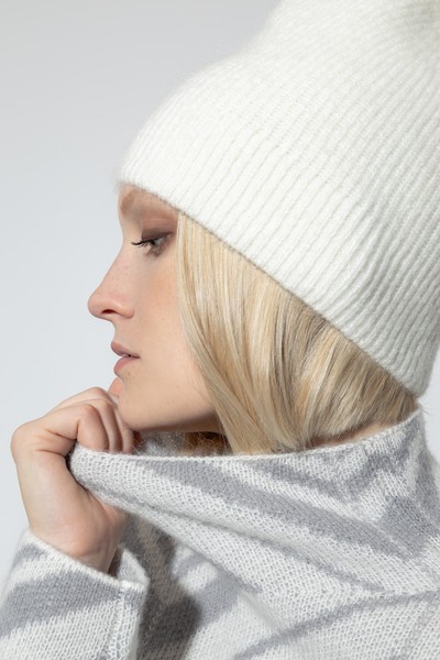 Шапка из вязаной шерсти VASSA&Co, пол женский, цвет белый, фото №3