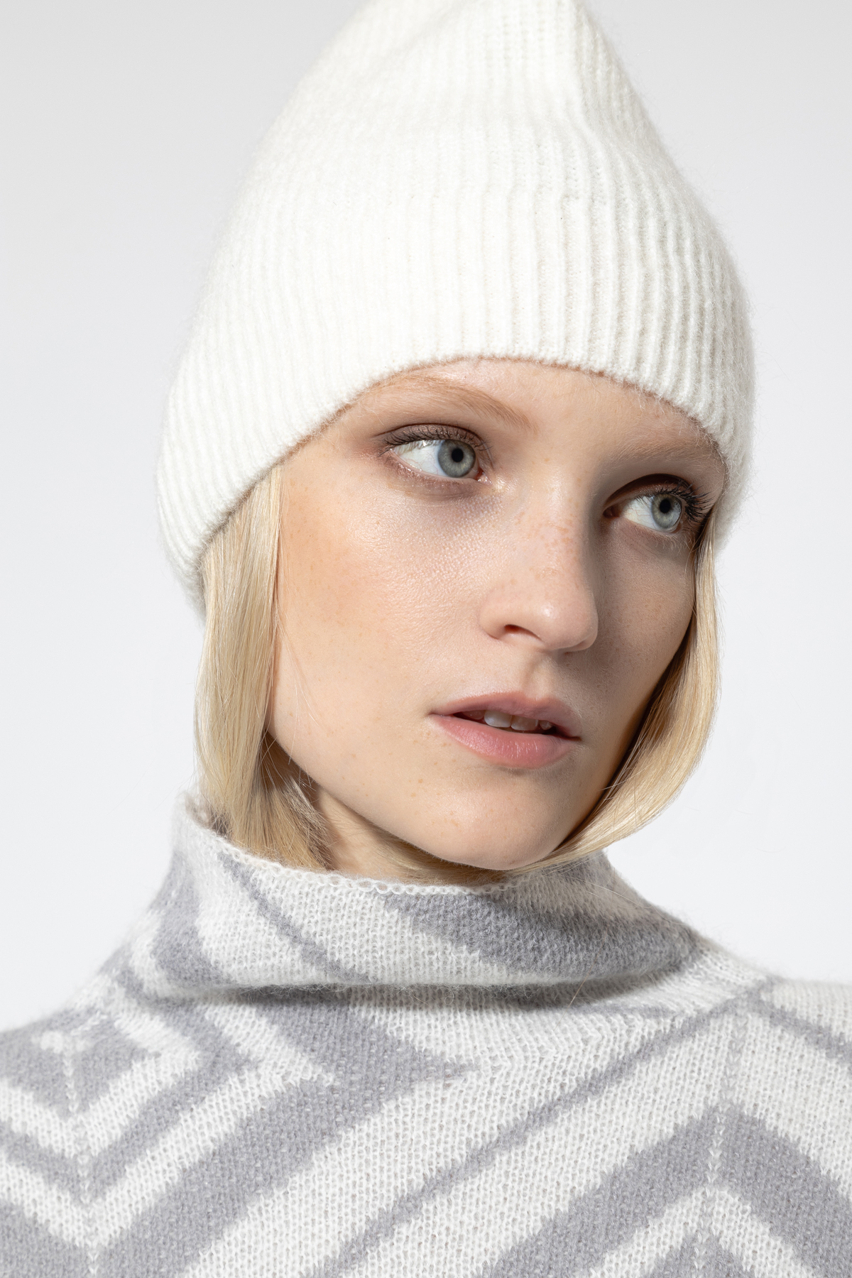 Шапка из вязаной шерсти VASSA&Co, пол женский, цвет белый