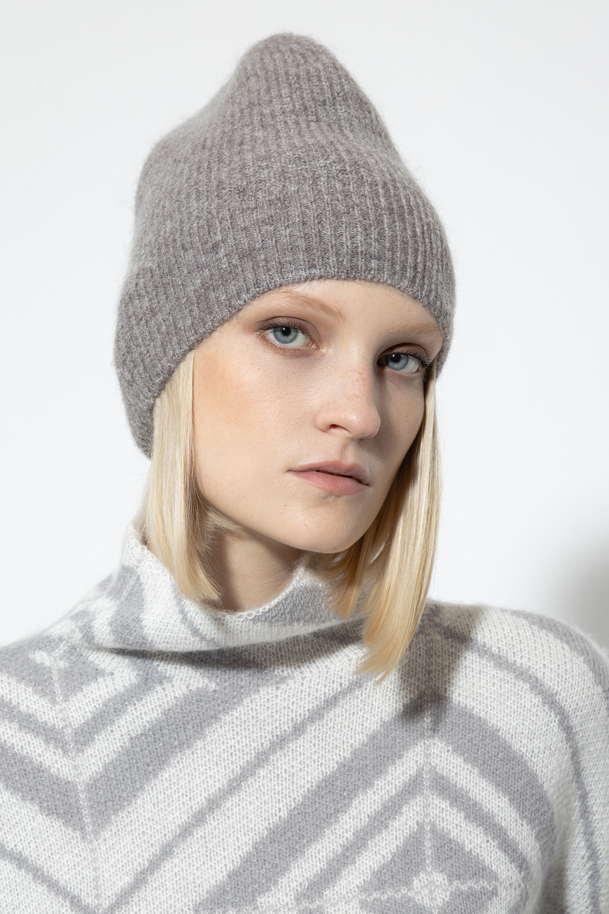 Шапка из вязаной шерсти VASSA&Co, пол female, цвет серый