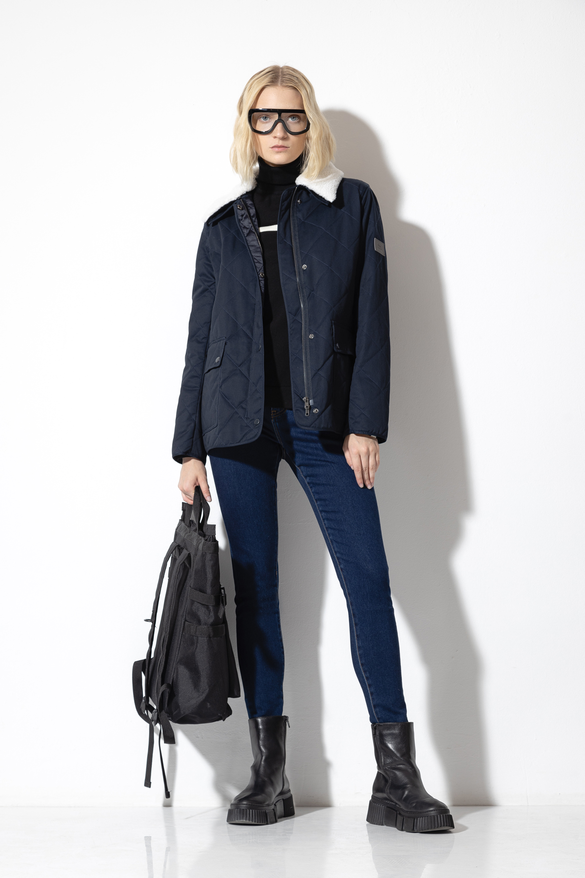 Стеганая куртка VASSA CODE, пол женский, цвет синий