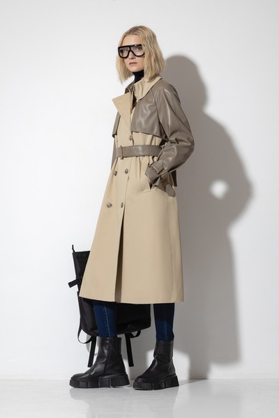 Двубортный тренч с деталями из экокожи VASSA CODE, пол женский, цвет коричневый, фото №2