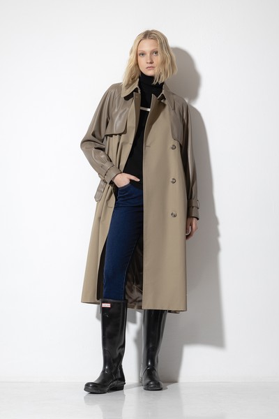 Двубортный тренч с деталями из экокожи VASSA CODE, пол женский, цвет серый, фото №2