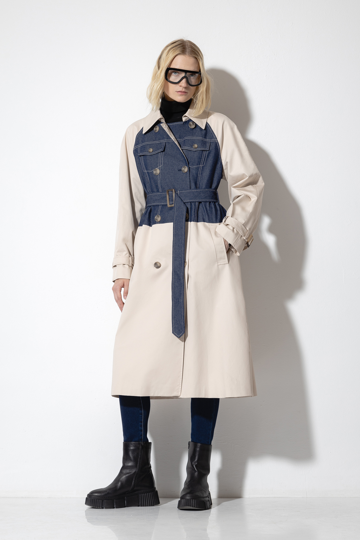 Двубортный тренч с джинсой VASSA CODE, пол женский, цвет белый, фото №2