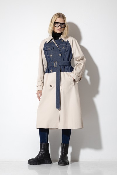 Двубортный тренч с джинсой VASSA CODE, пол женский, цвет белый, фото №2