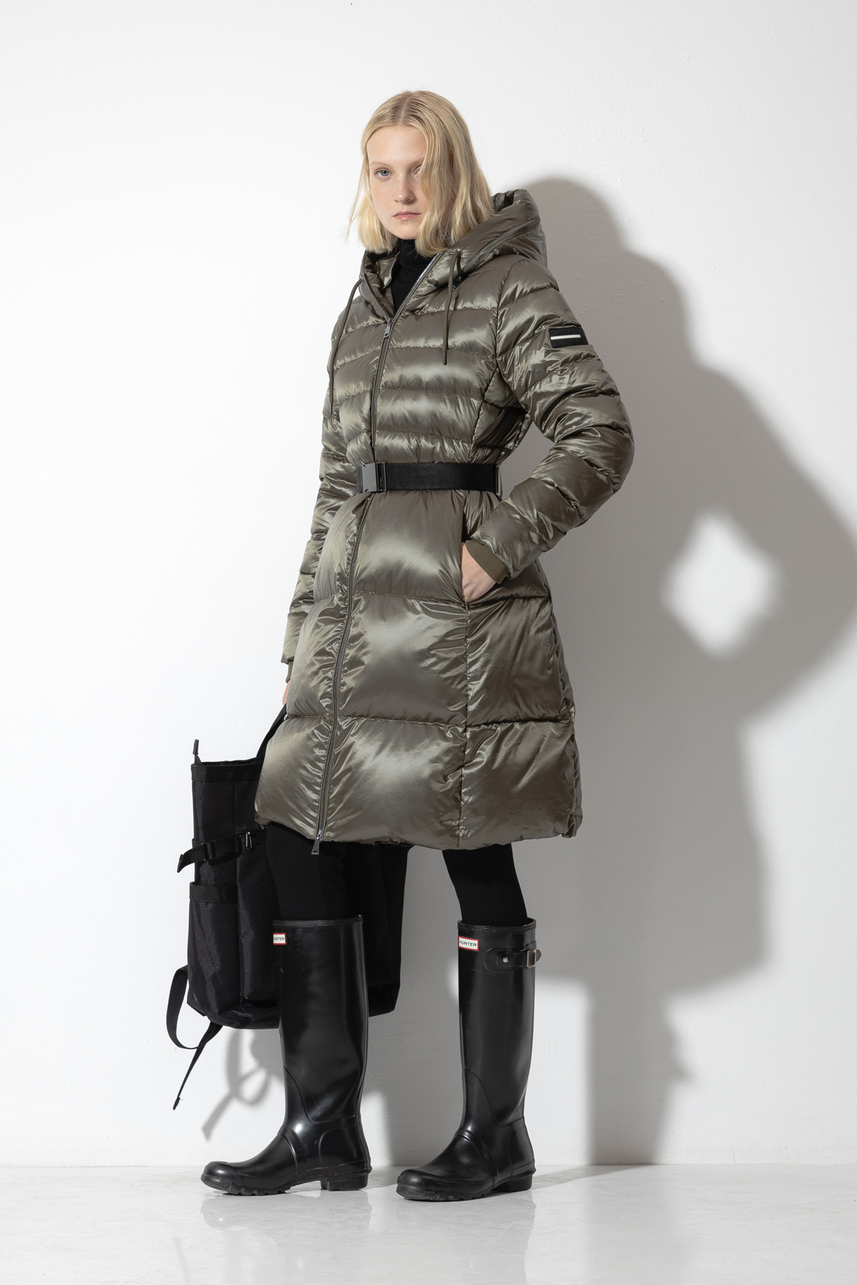 Пальто-пуховик VASSA CODE, пол женский, цвет зеленый