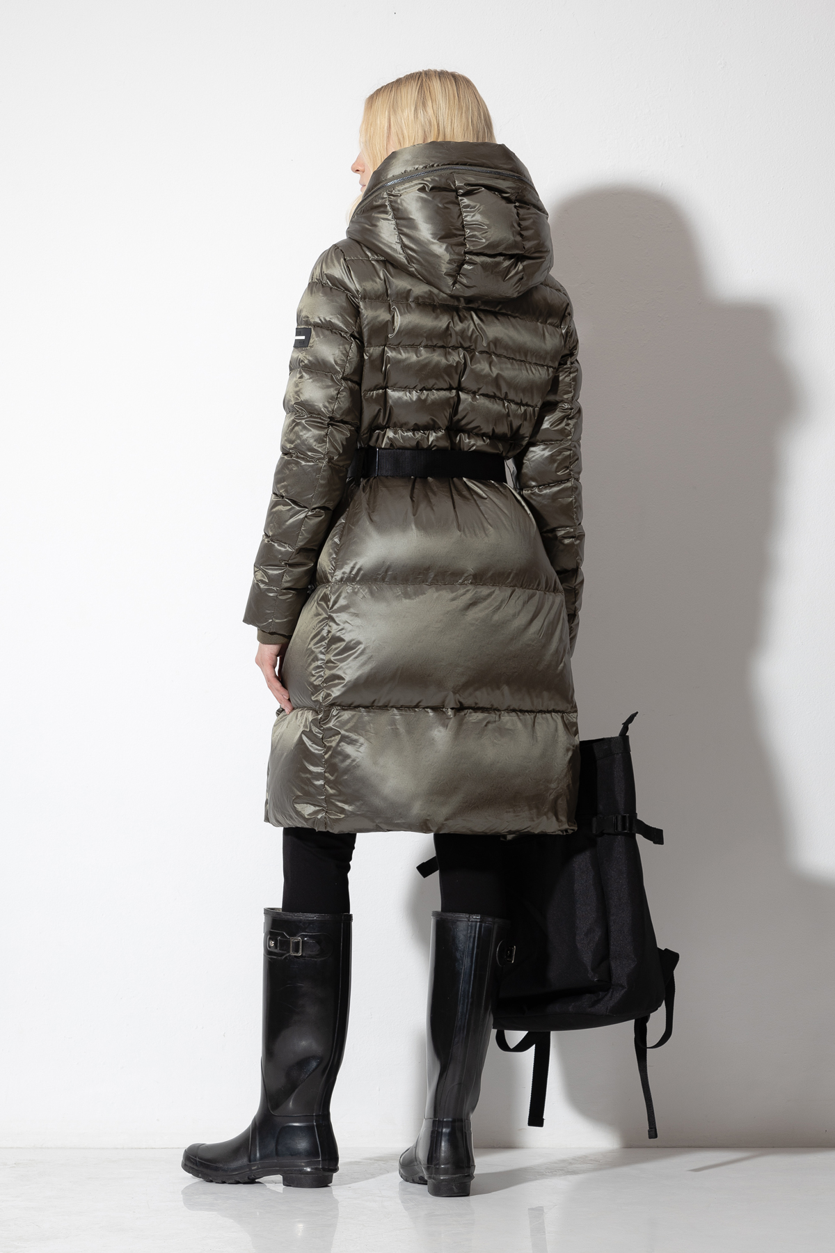 Пальто-пуховик VASSA CODE, пол женский, цвет зеленый