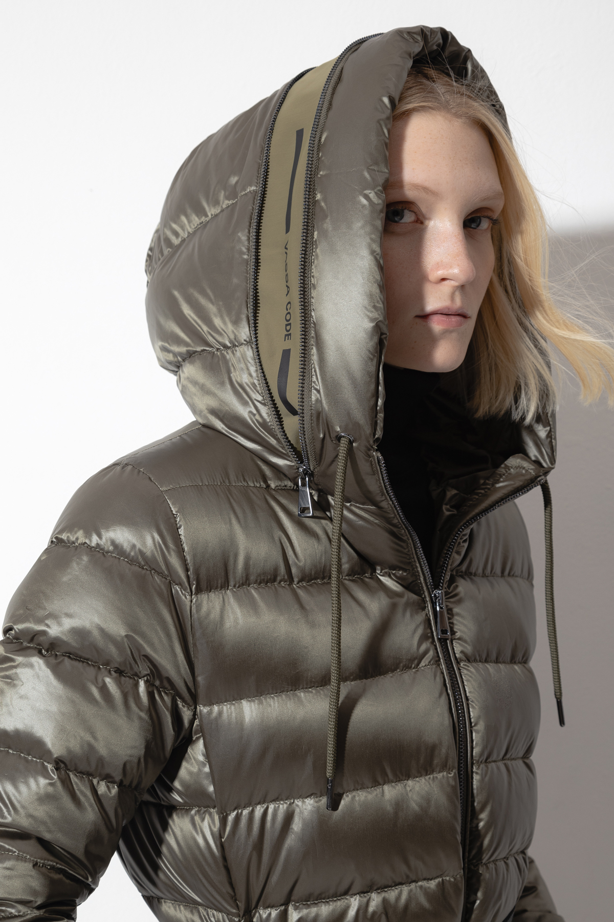 Пальто-пуховик VASSA CODE, пол женский, цвет зеленый