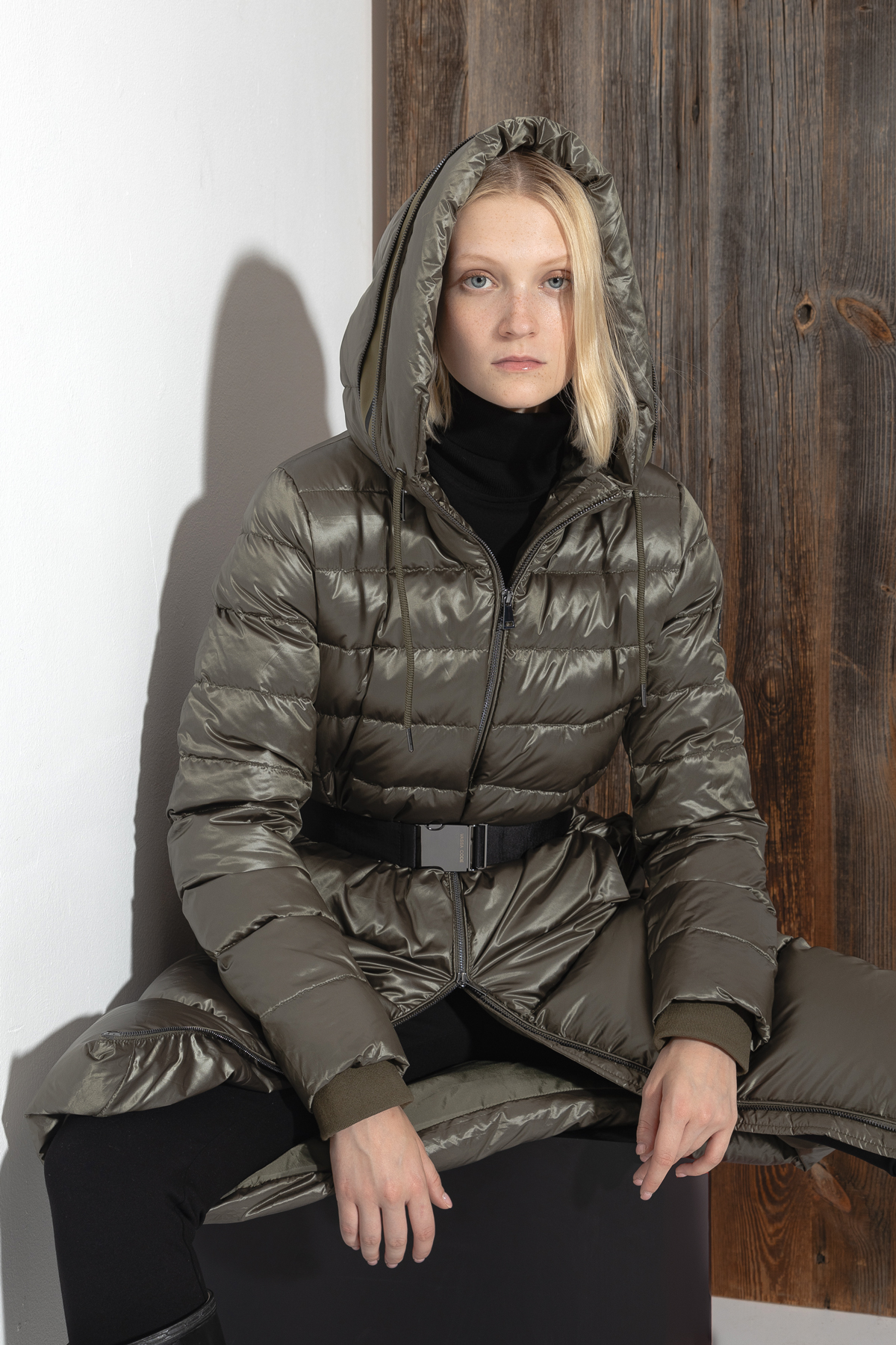 Пальто-пуховик VASSA CODE, пол женский, цвет зеленый