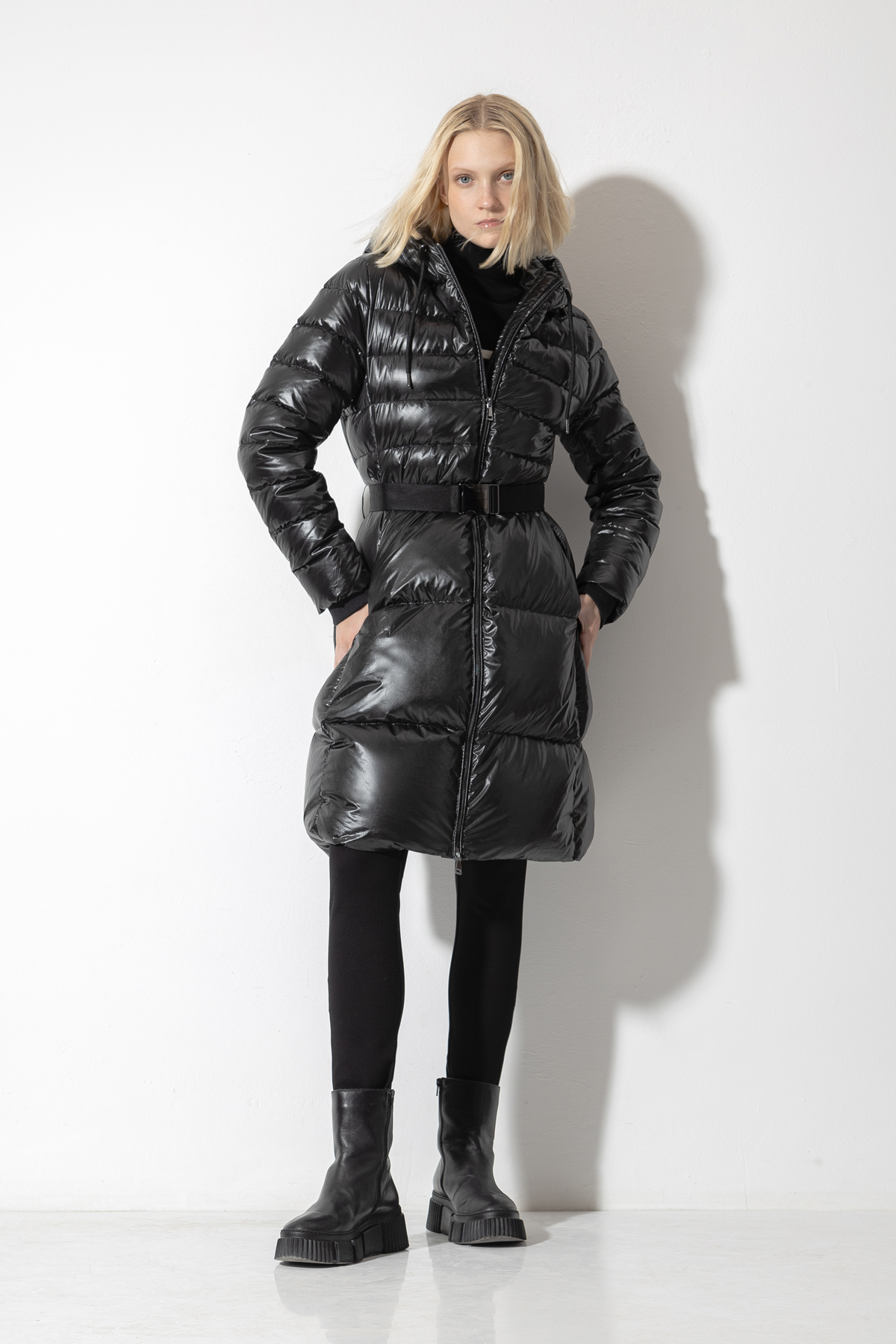 Пальто-пуховик VASSA CODE, пол женский, цвет черный