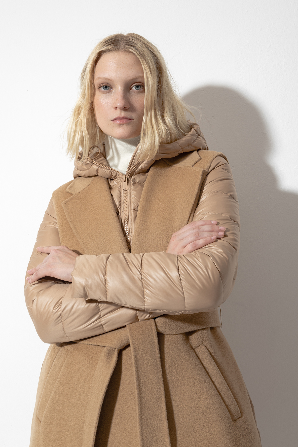 Пальто с капюшоном VASSA CODE, пол женский, цвет коричневый