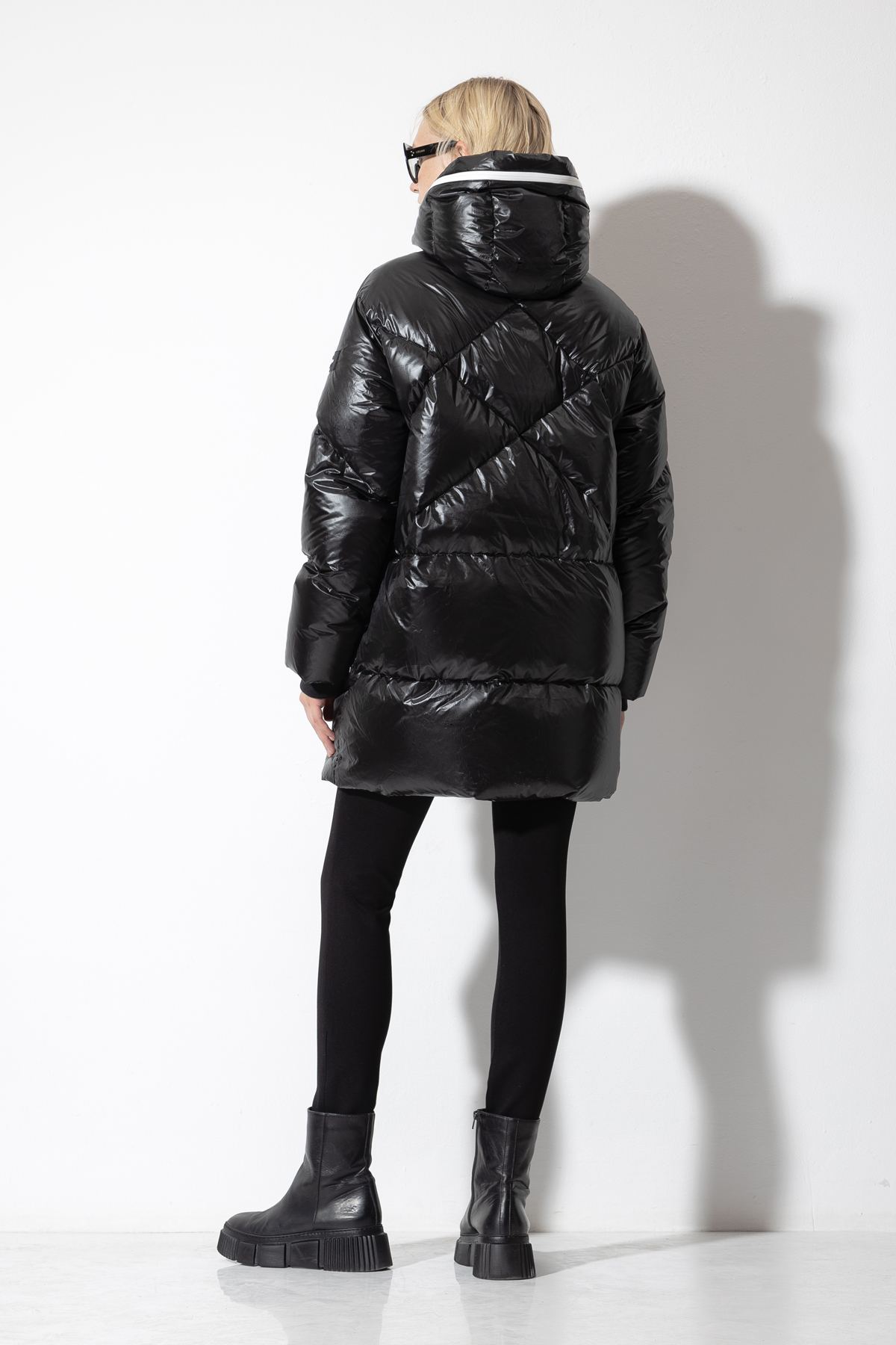 Пуховик VASSA CODE, пол женский, цвет черный