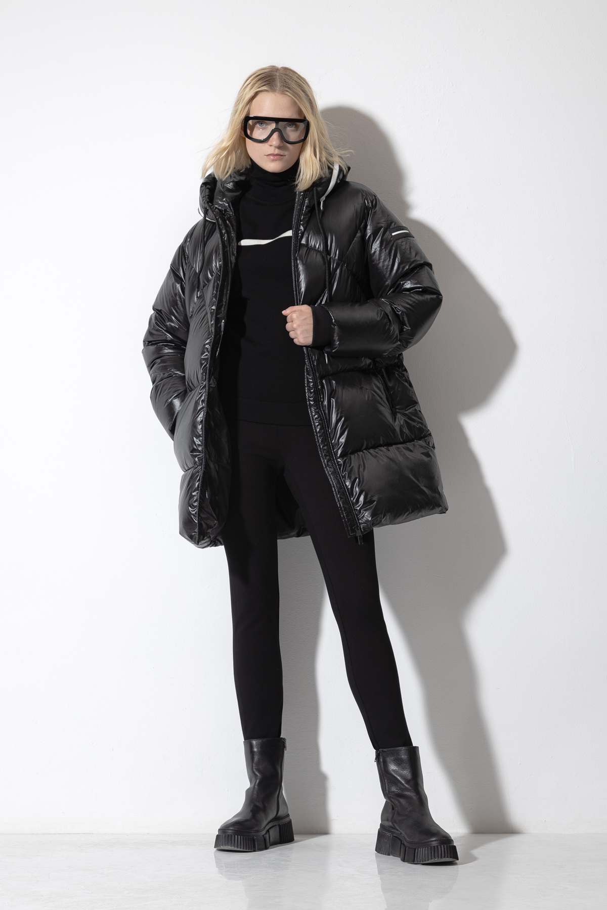 Пуховик VASSA CODE, пол женский, цвет черный