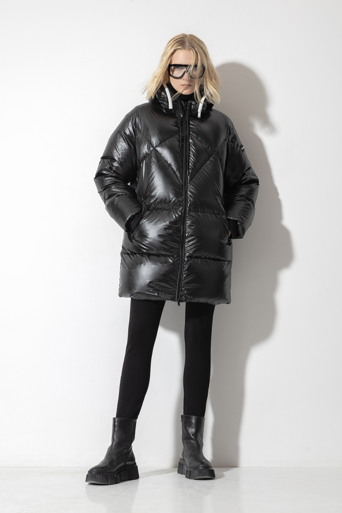 Пуховик VASSA CODE, пол женский, цвет черный