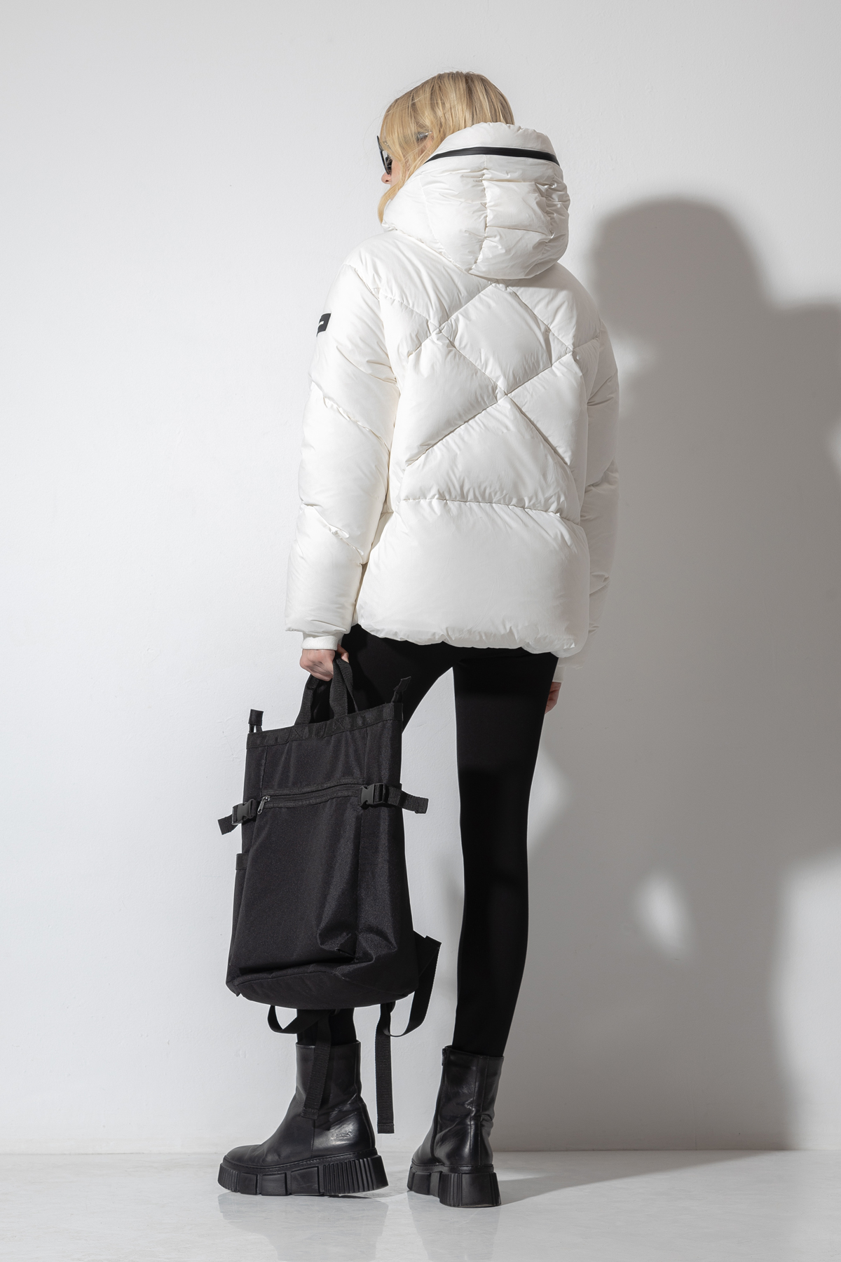 Пуховик VASSA CODE, пол женский, цвет белый