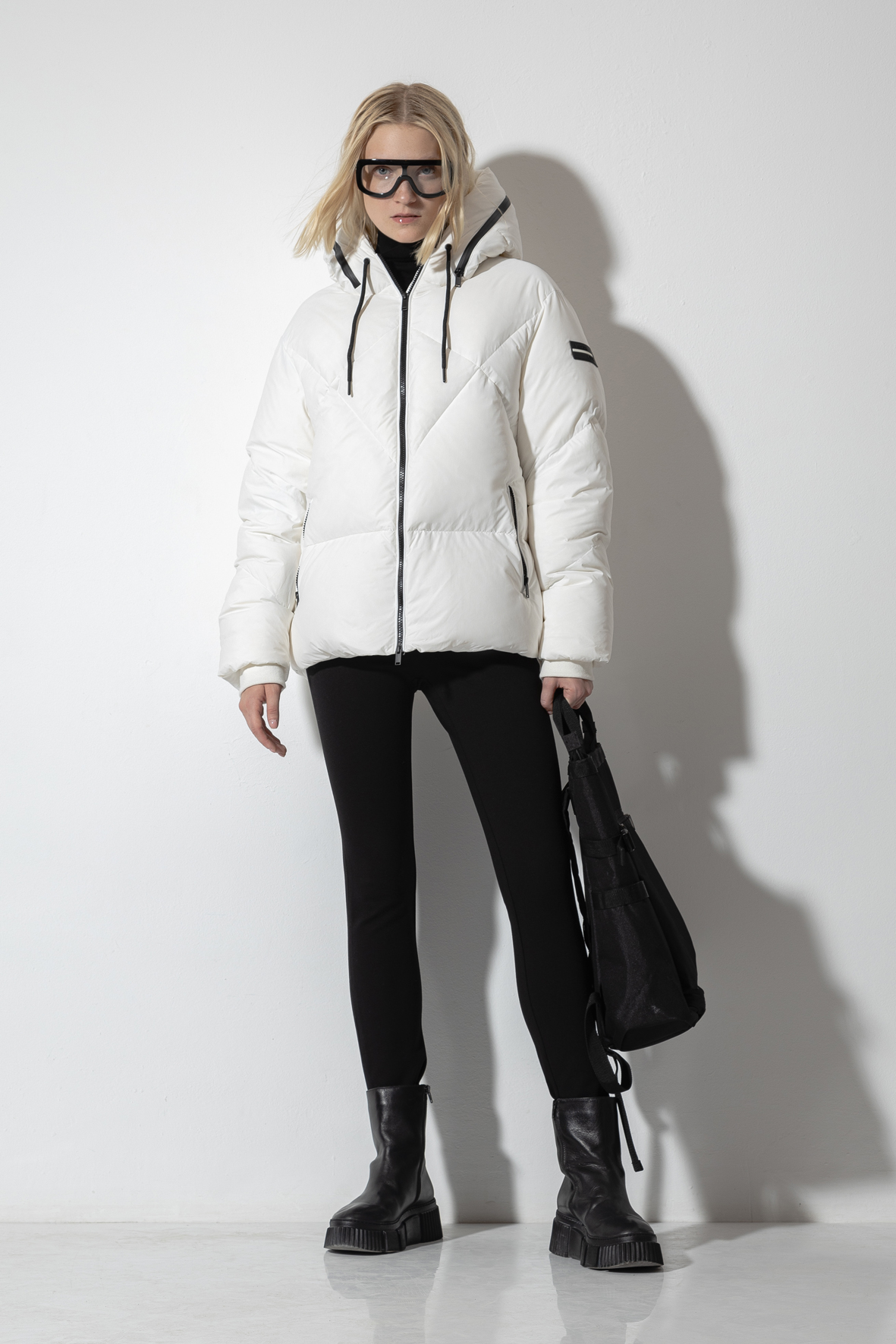 Пуховик VASSA CODE, пол женский, цвет белый